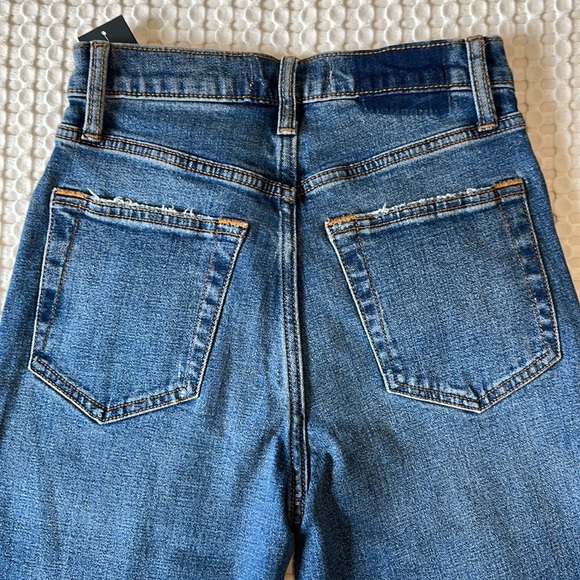Abercrombie & Fitch Ultra High-Rise Ankle Straight Jean - Picture 9 of 12